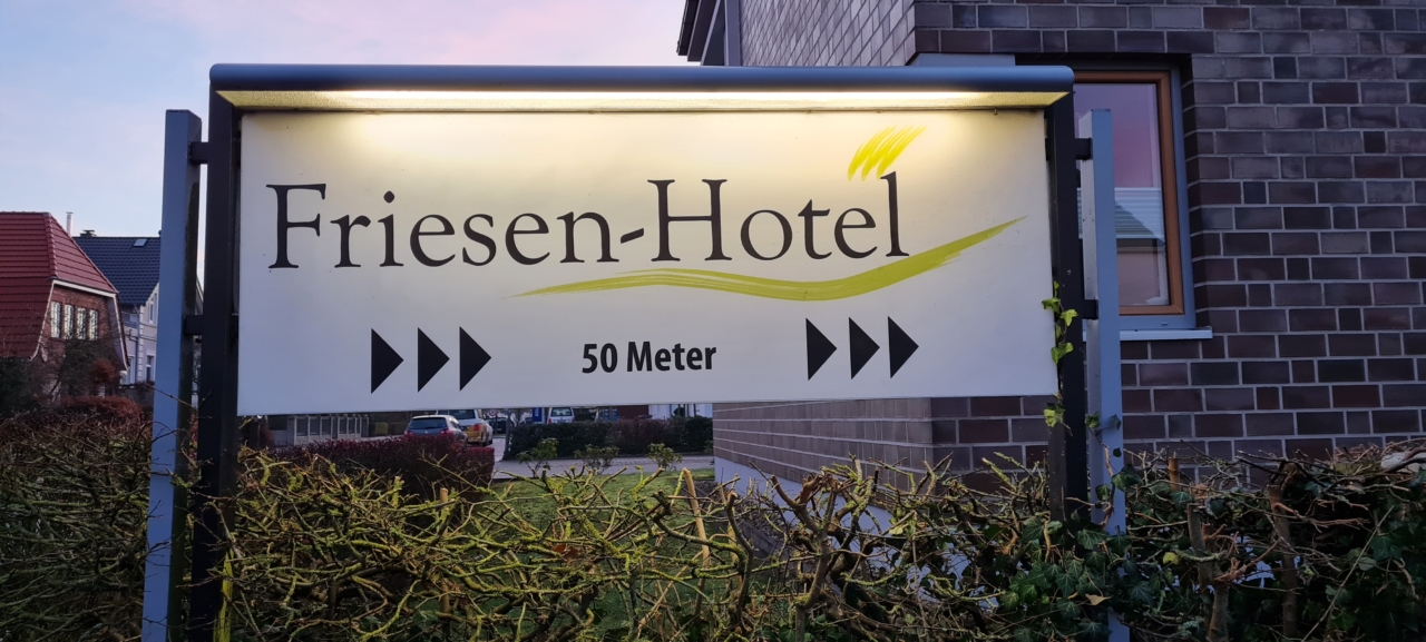 Eingangsschild Friesen-Hotel in Jever