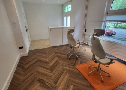 Büroraum mit Bodenbelag im Fischgrätmuster