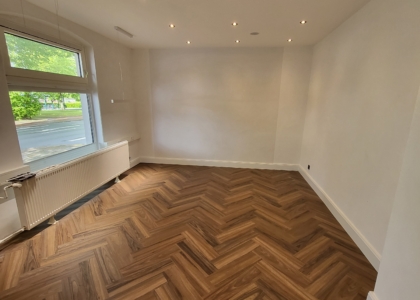 Büroraum mit Bodenbelag im Fischgrätmuster