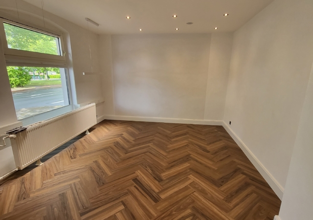 Büroraum mit Bodenbelag im Fischgrätmuster