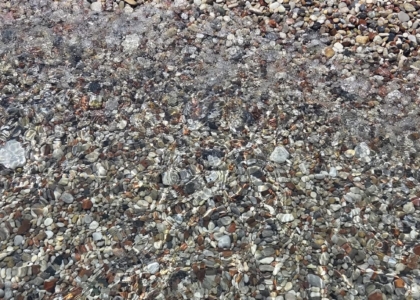 Strand Kieselsteine Wasser Steinteppich 01