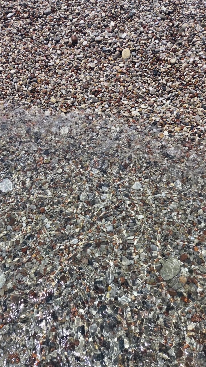Strand Kieselsteine Wasser Steinteppich 01