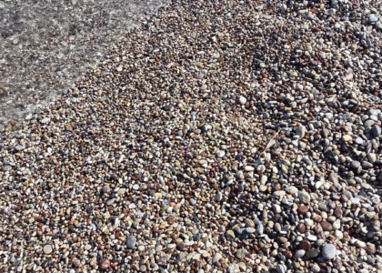 Strand Kieselsteine Wasser Steinteppich 02