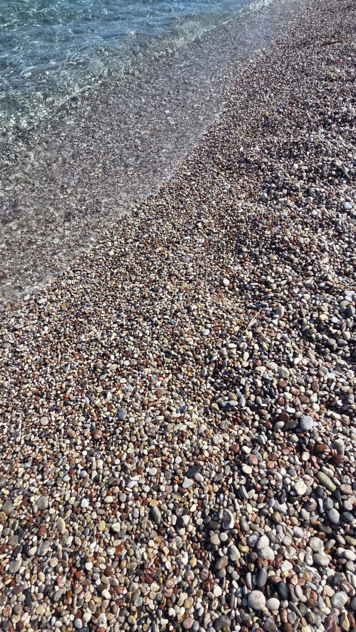Strand Kieselsteine Wasser Steinteppich 02