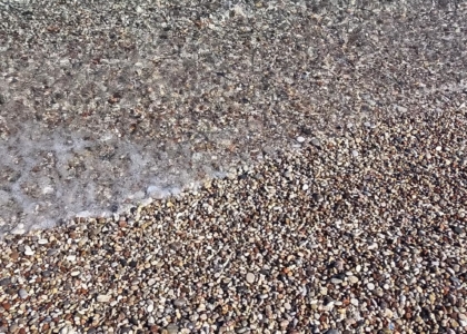 Strand Kieselsteine Wasser Steinteppich 03