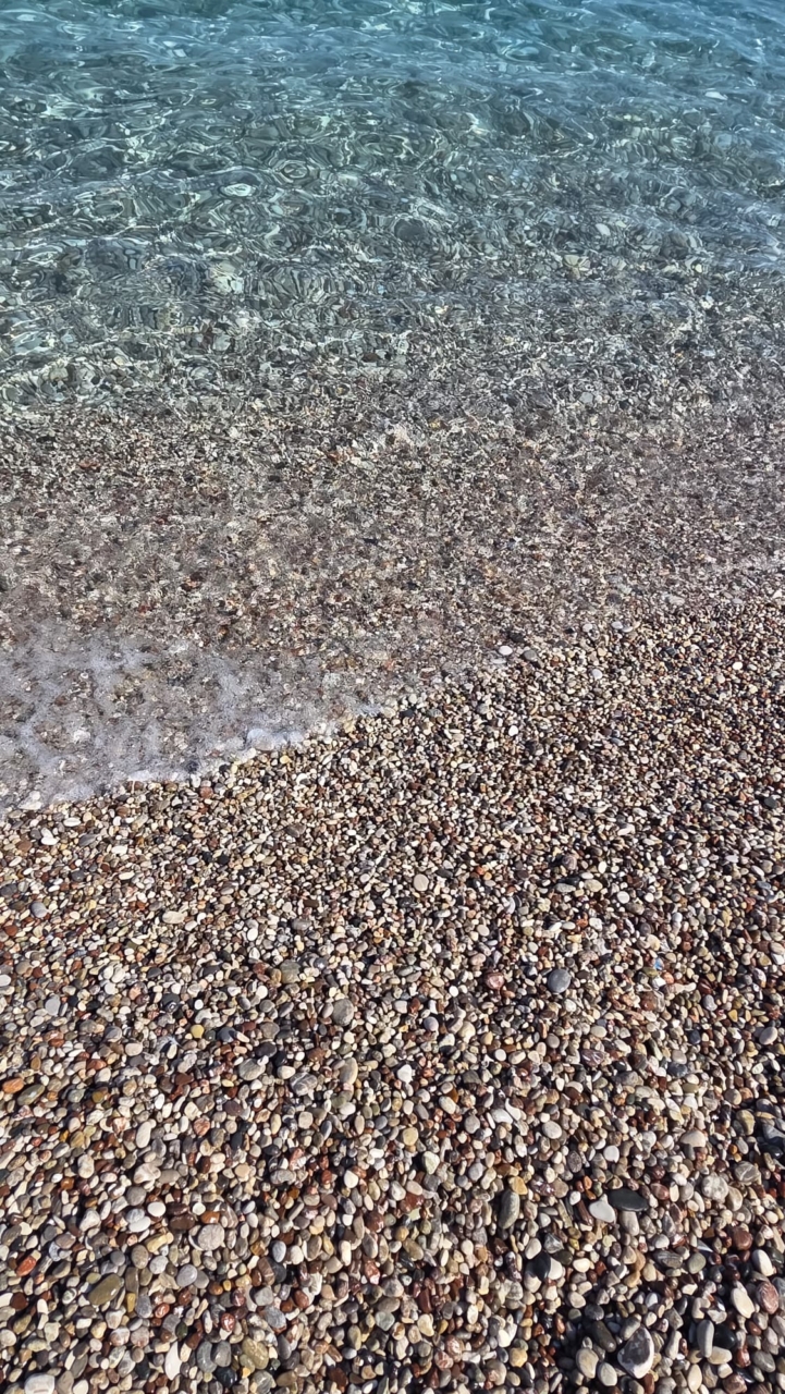 Strand Kieselsteine Wasser Steinteppich 03