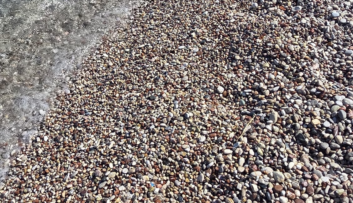 Strand Kieselsteine Wasser Steinteppich 04