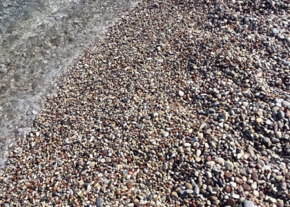 Strand Kieselsteine Wasser Steinteppich 04