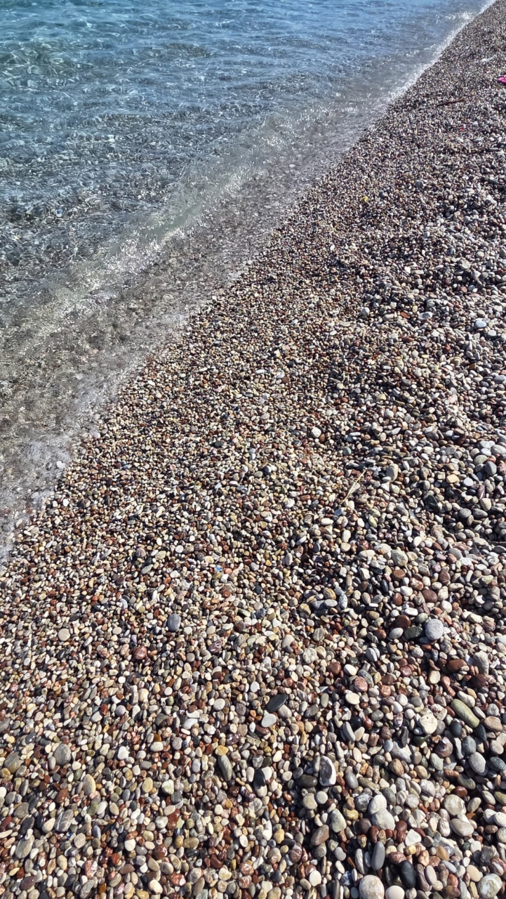 Strand Kieselsteine Wasser Steinteppich 04